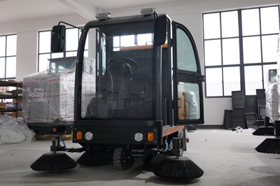 選擇大型駕駛式掃地機(jī)時需要從哪些方面出發(fā)呢