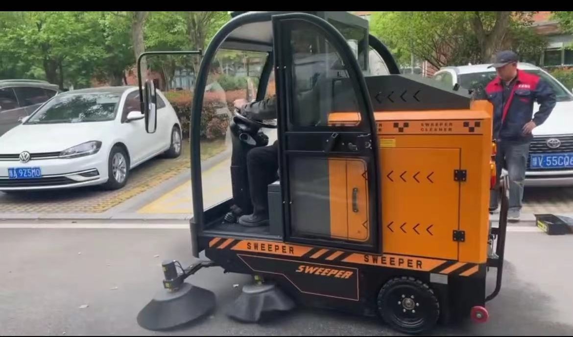 陜西華星房地采購榮事達CAR180、DS80駕駛式掃地機